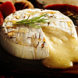 Essa receita é clássica: queijo camembert assado com mel e alecrim