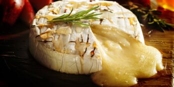 Queijo camembert assado com mel e alecrim