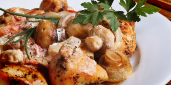 frango assado com cogumelos e batatas