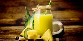 Suco de abacaxi, coco e kiwi
