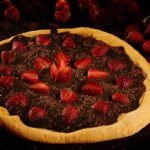 Receita de pizza de brigadeiro e morangos muito fácil com massa tradicional