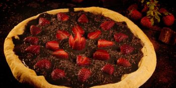 pizza de brigadeiro e morangos