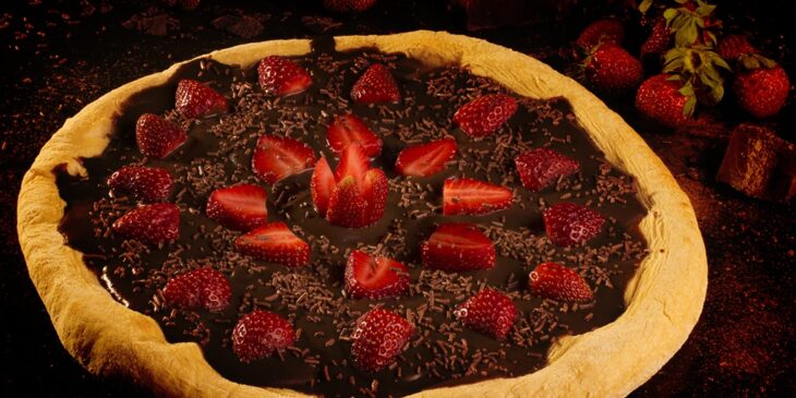 Receita de pizza de brigadeiro e morangos muito fácil com massa tradicional