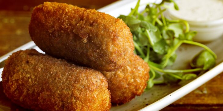 Receita de croquete de carne moída crocante por fora que desmancha na boca