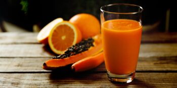 Vitamina de laranja, banana, mamão e cenoura