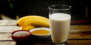 Vitamina de banana, mel e chia