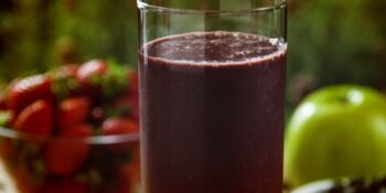 Vitamina de açaí, mamão e morango