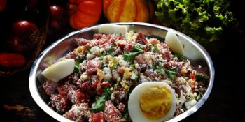 Farofa com bacon, ovos e linguiça