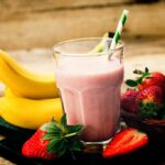 Vitamina de banana e morango cremosa: como fazer receita fácil?