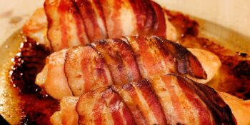 Filé de peito de frango assado com bacon