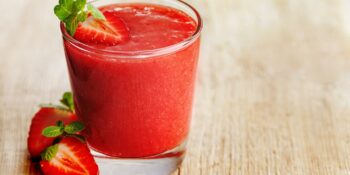 Vitamina de morango com iogurte natural
