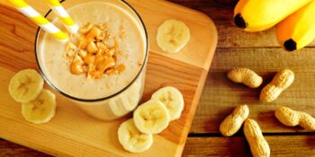 Vitamina de creme de amendoim e banana
