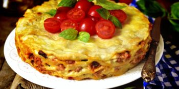 Bolo de panqueca com carne moída