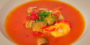 Sopa de tomate, batata e couve-de-bruxelas