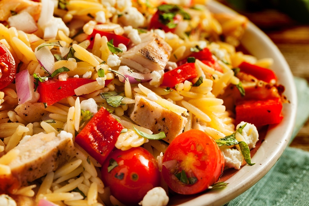Arroz colorido com frango tudo gostoso simples fácil
