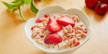 Granola e iogurte na tijela