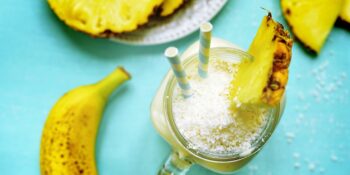 Vitamina de iogurte, abacaxi, banana e coco