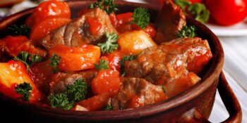 Costelinha suína ensopada com legumes