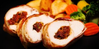 Filé de frango recheado com tomate seco, muçarela e ricota
