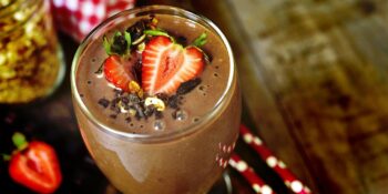 Vitamina com iogurte, morango e chocolate