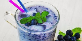Vitamina de mirtilo, iogurte e hortelã