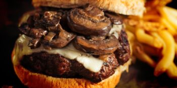 Hambúrguer com cogumelos