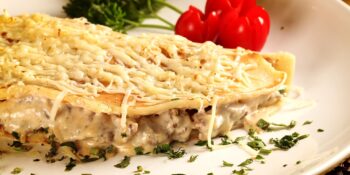 Panqueca de frango ao molho branco