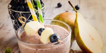 Vitamina de iogurte, pera e mirtilo