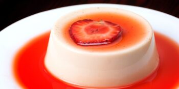 Pudim de chocolate branco com calda de morango