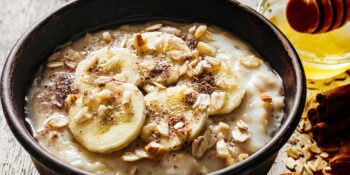 Mingau de aveia, banana e amêndoas
