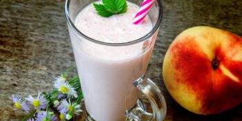 Vitamina de pêssego e hortelã