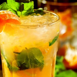 Sinta-se no Caribe com esse saboroso e refrescante mojito de tangerina