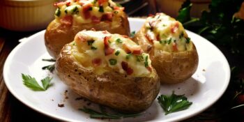 Batata assada com queijo suíço e bacon