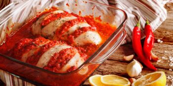 Peito de frango assado ao molho de tomate