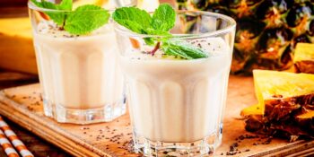 Vitamina de iogurte, abacaxi e hortelã