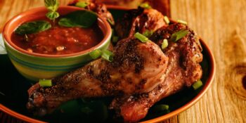 Coxinhas crocantes com molho picante