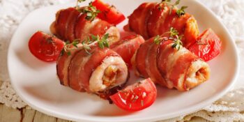Enroladinho de filé de peito com bacon e cream cheese