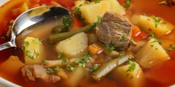 Sopa de carne, bacon, vagem e batata