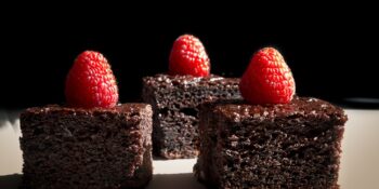Quadrados de chocolate com morangos