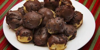 Mini carolinas com doce de leite e chocolate