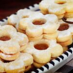 Biscoito com geleia de morango tudo gostoso