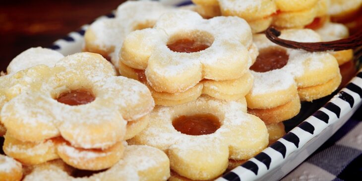 Biscoito com geleia de morango tudo gostoso