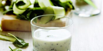 Vitamina de iogurte, pepino, espinafre e chia