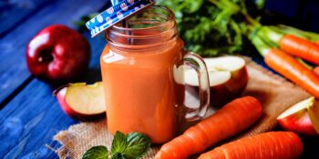 Suco de cenoura, maçã e hortelã