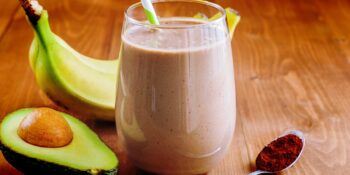 Vitamina de abacate, chocolate e banana