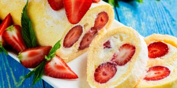 Rocambole de creme chantilly e morango