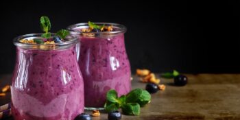Vitamina de mirtilo, granola, iogurte e nozes