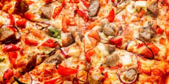 Pizza de lombo de porco com queijo e tomate