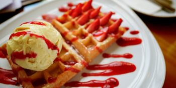Waffle com morango e sorvete
