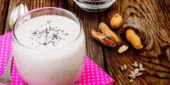 Vitamina de iogurte, chia, amendoim e girassol